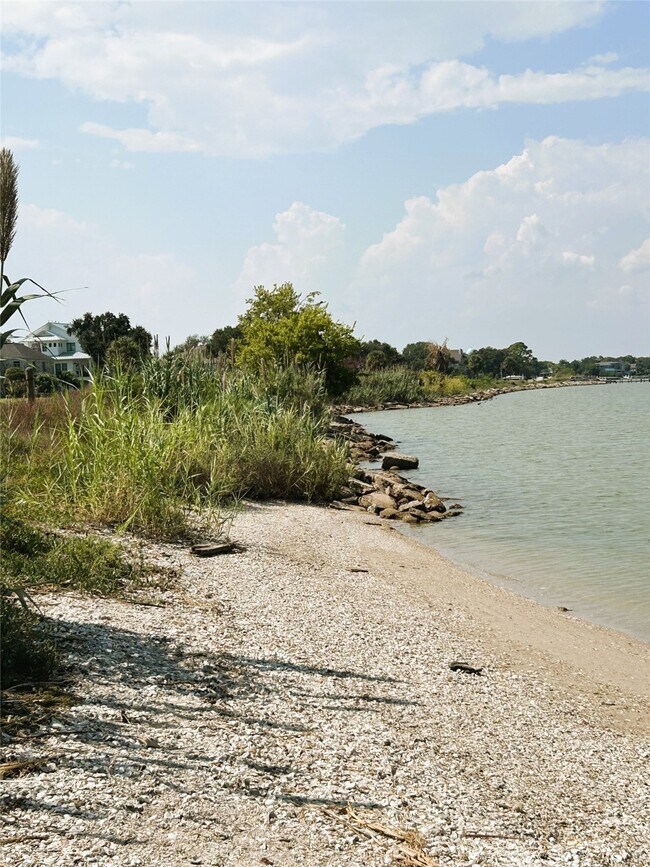 Building Photo - 302 Shoreacres Blvd