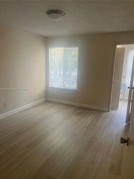 Building Photo - 565 Vista Isles Dr