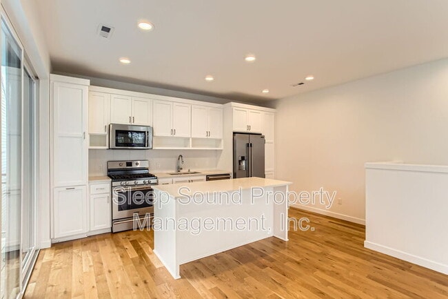 Building Photo - 1030 N Ainsworth St