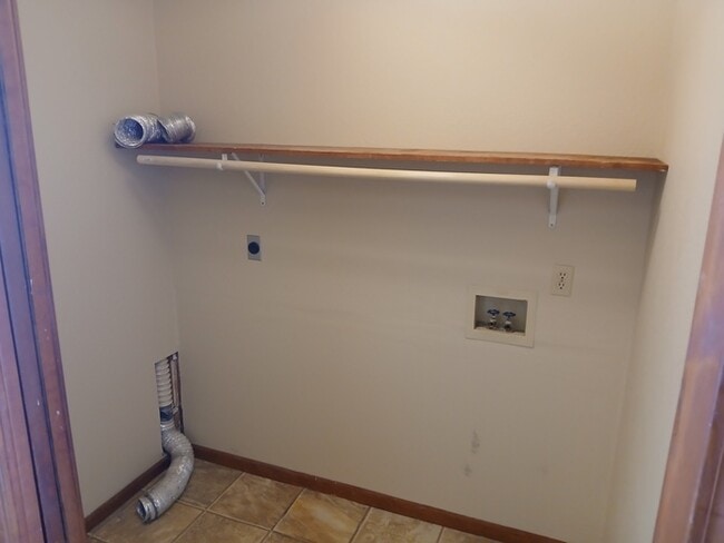 Building Photo - MOVE IN READY!!! 3 Bedroom, 2 Bath, 2 car Garage House For Rent