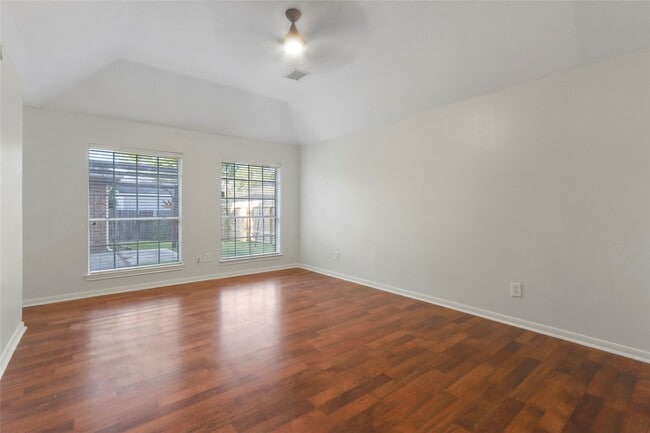 Building Photo - 1813 Oakwood Dr E