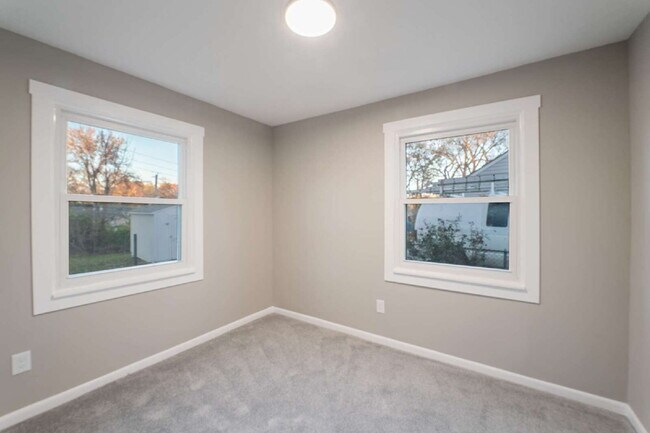 Building Photo - Beautifully renovated 5-bedroom, 2 full bath home ready for move-in!  1st month's rent is FREE!*