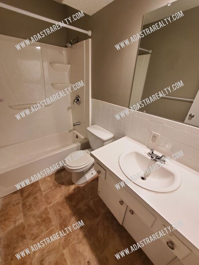 Building Photo - Spacious Olathe Duplex-Available NOW!!