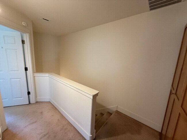 Building Photo - Beautiful 2 Bed/2.5 Bath Townhome on Bend's Westside - Shevlin Park Road