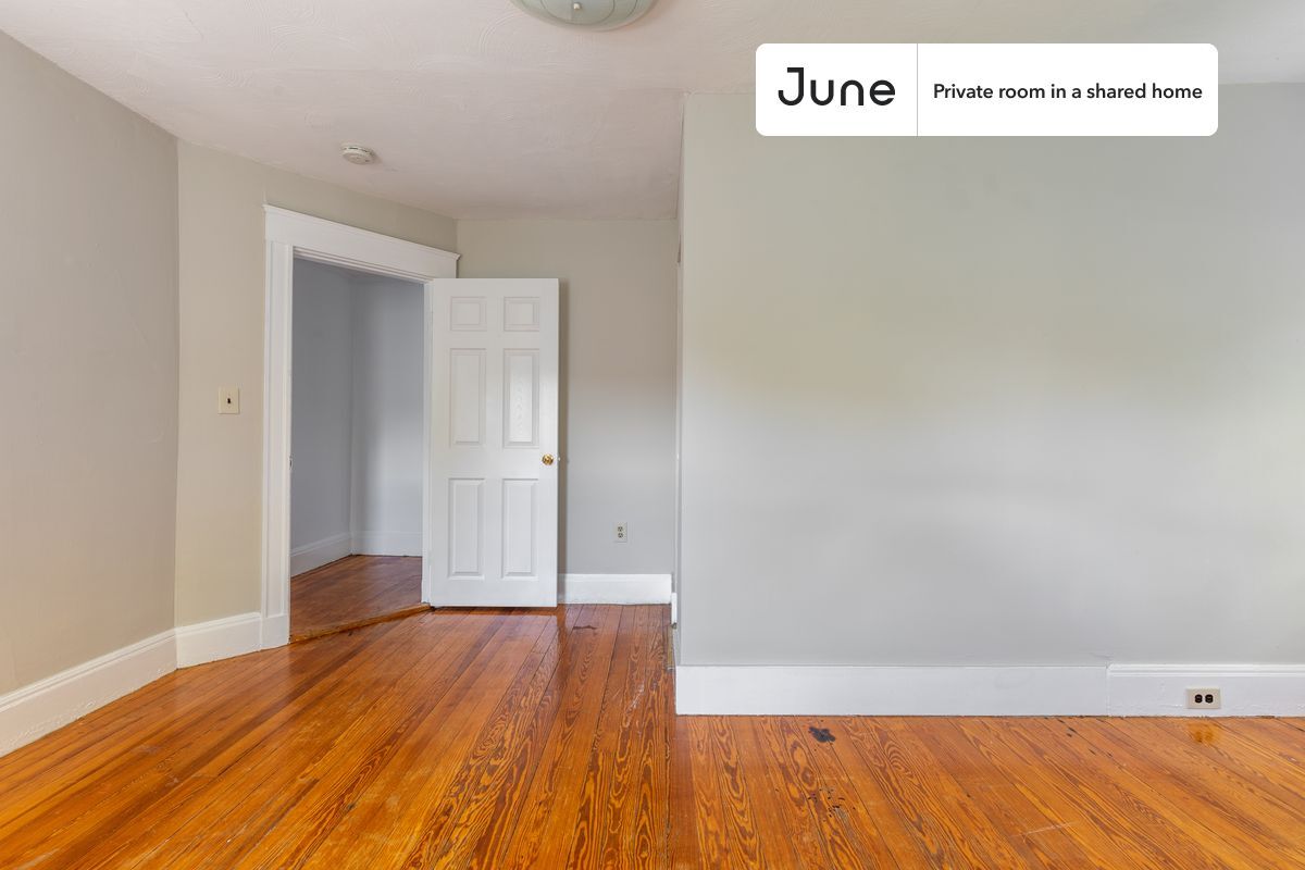Building Photo - Private bedroom in 9 bed/2 bath Home