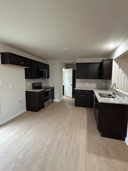 Building Photo - 111 Red Maple Pl