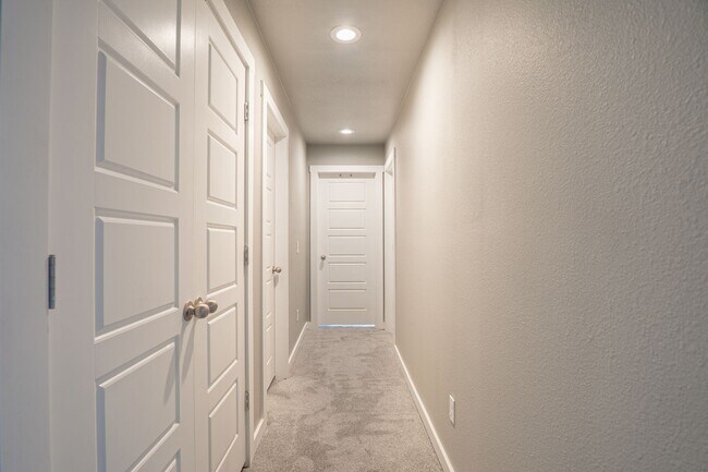 Building Photo - Fully Furnished Condo!!  3 bedroom 2.5 bath minutes from the U of A!!!!