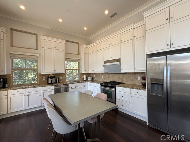 Building Photo - 93 Thornhurst