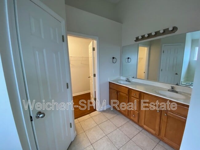 Building Photo - 325 Mossy Springs Dr