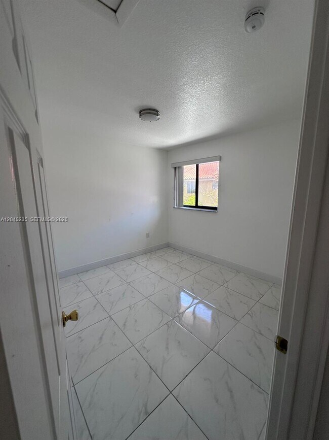 Building Photo - 2740 W 61st St