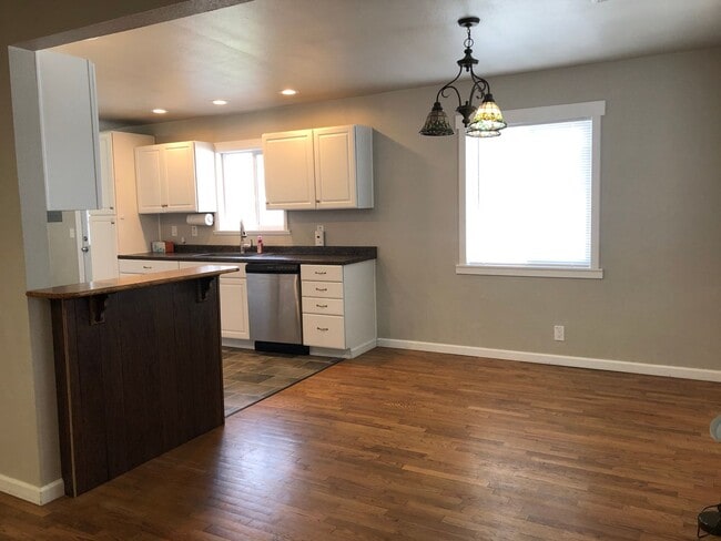 Building Photo - Cozy Home!!