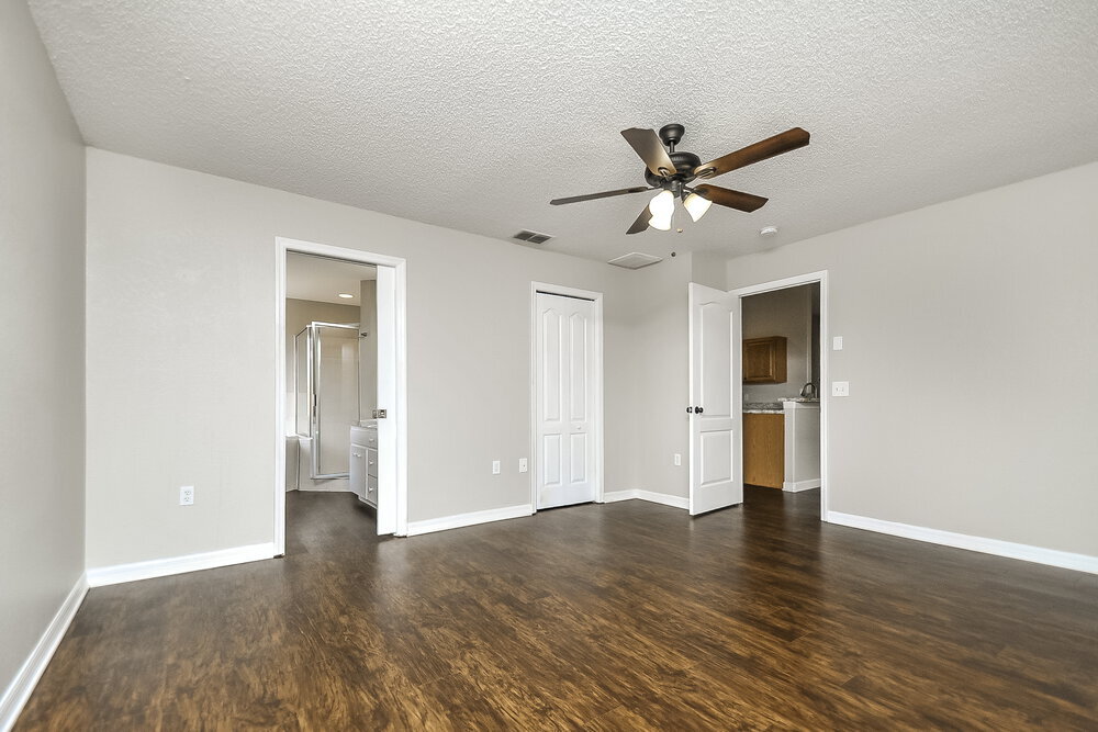 Building Photo - 6025 Live Oak Dr