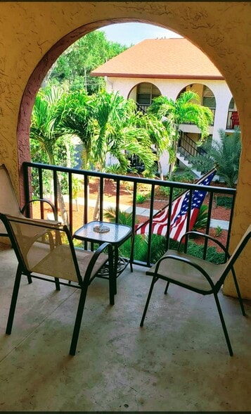 Building Photo - 170 Larchwood Dr