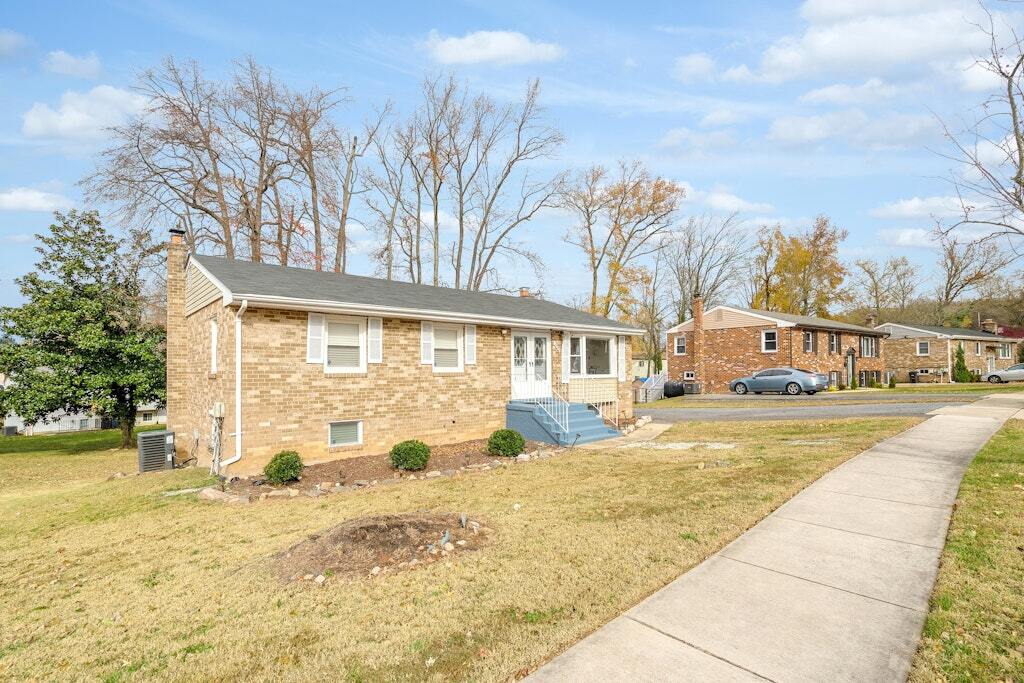 Exterior View - 900 E Tantallon Dr