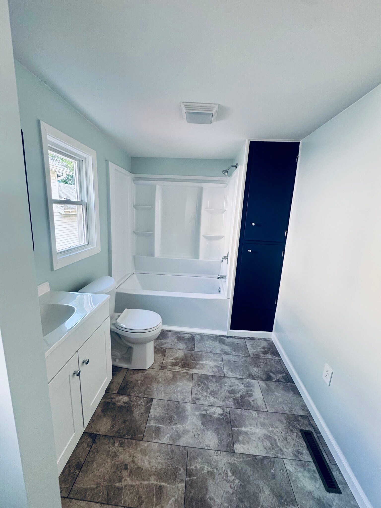 Building Photo - 514 E 9th St