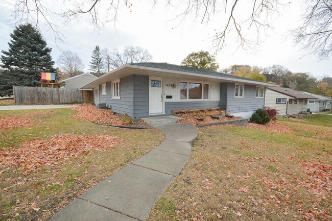 Building Photo - Gorgeous NE Rochester home with TONS of sp...