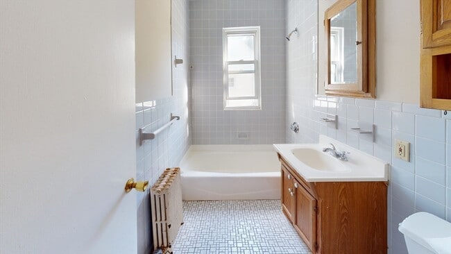 Building Photo - 48 Oak St