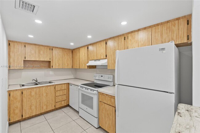 Building Photo - 9373 Fontainebleau Blvd