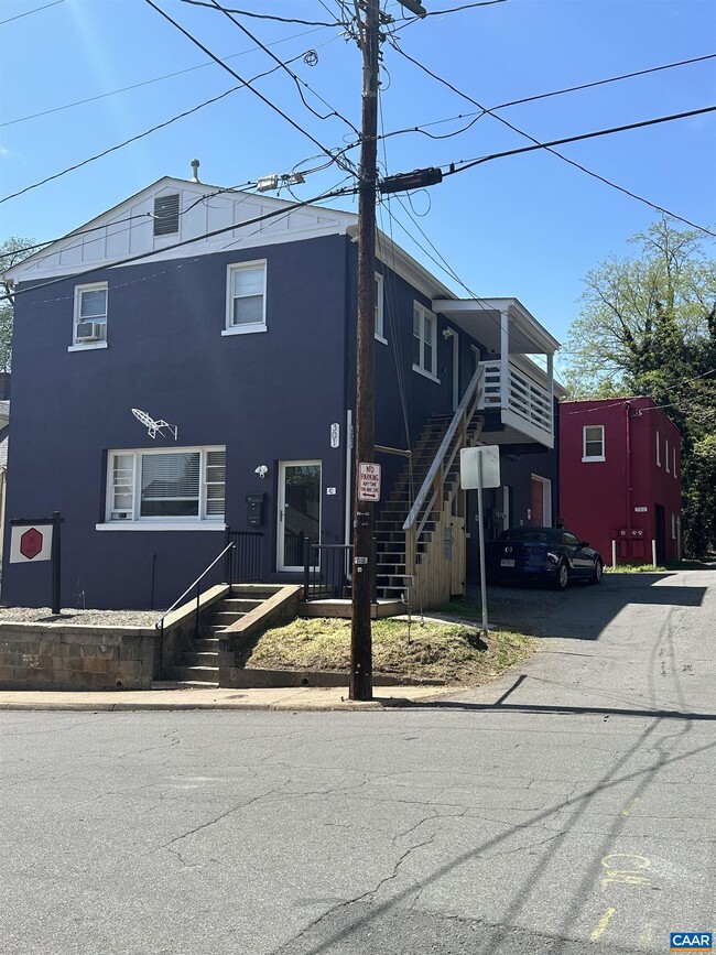 Building Photo - 702 Delevan St
