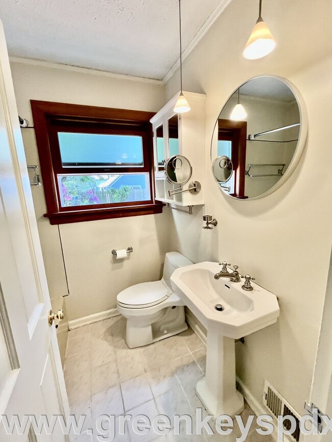 Building Photo - 2-Bedroom House in South Tabor with Fenced...