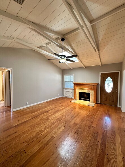 Building Photo - 9856 La Rosa Dr