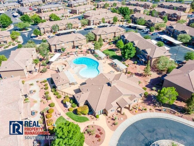 Building Photo - Spacious Townhome in Hidden Valley