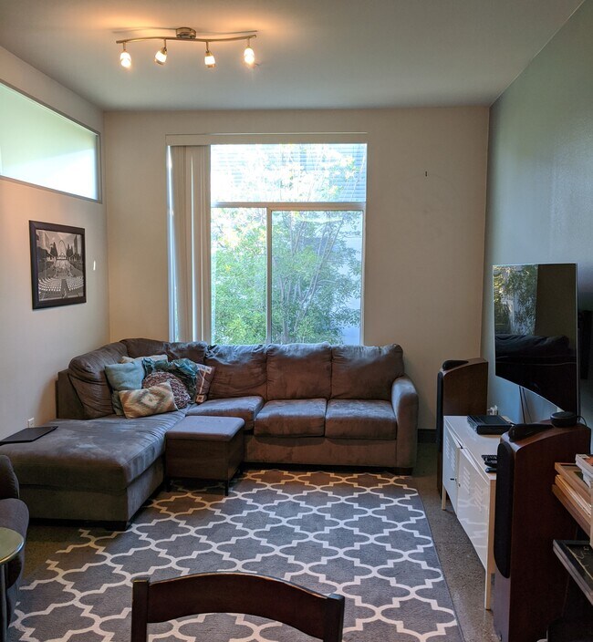 Living - 435 W Center Street Promenade St