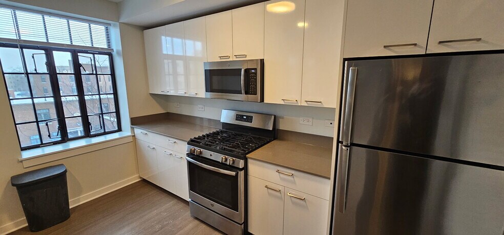 Building Photo - 2857 N Clybourn Ave