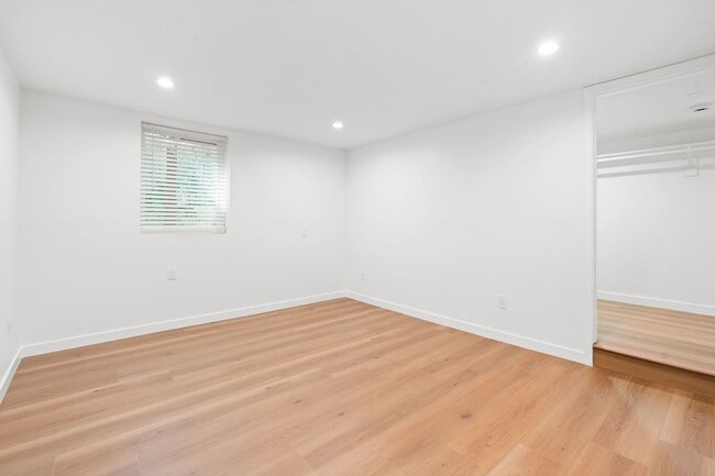 Building Photo - Newly Remodeled 1 Bed, 1 Bath Apartment in Prime Silver Lake!