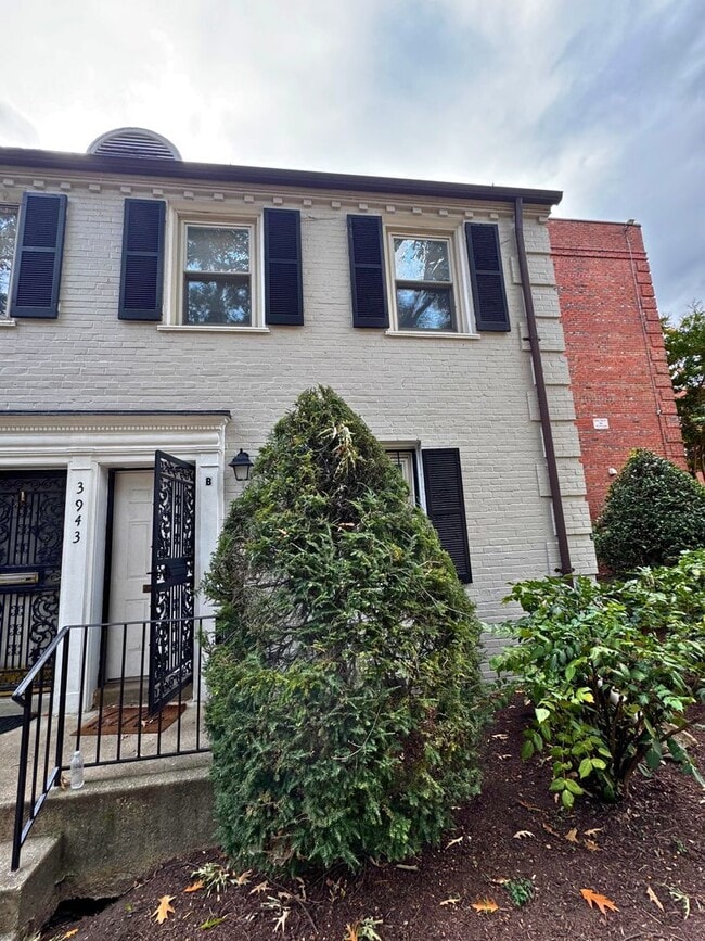 Building Photo - Welcome to your new 2 level TH style apartment home