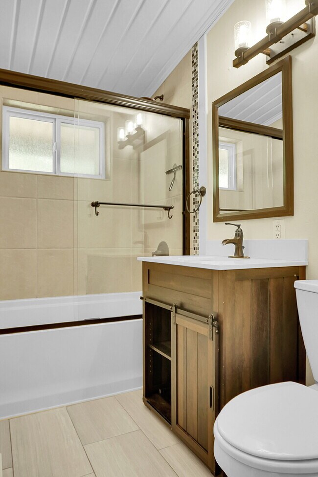 Building Photo - $1,950, 3-bedroom, 1-bathroom house in Col...