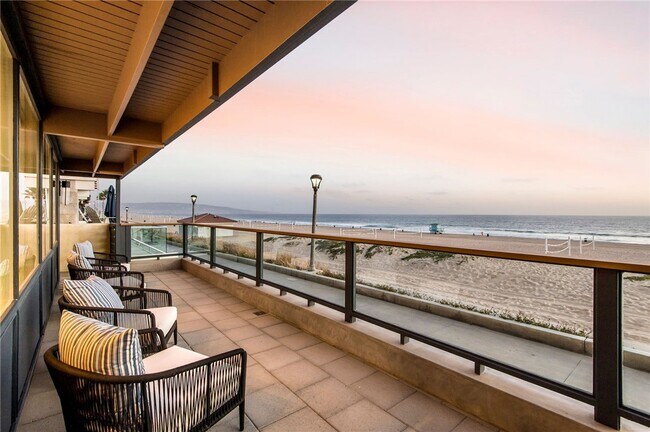 Building Photo - 816 The Strand