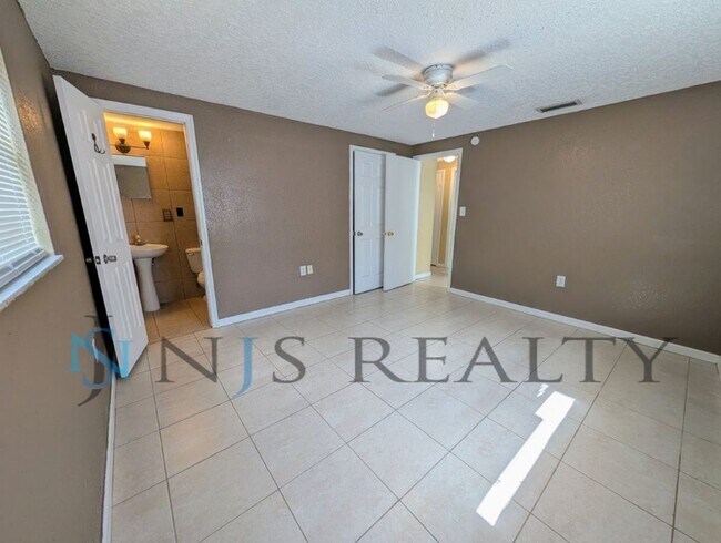 Building Photo - 3034 Roxbury Dr