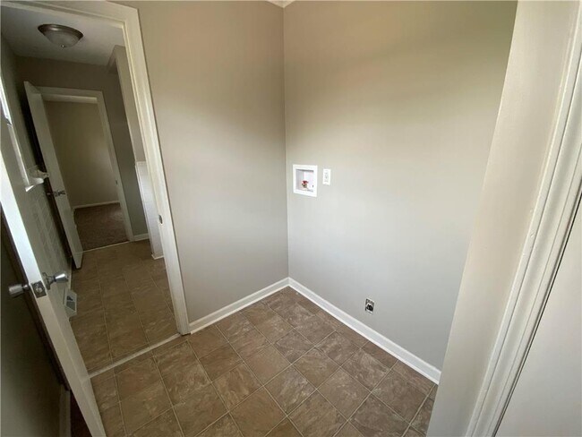 Building Photo - 704 E Culton St