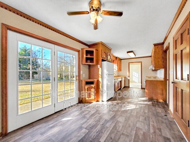 Building Photo - 100 Pine Wood Dr