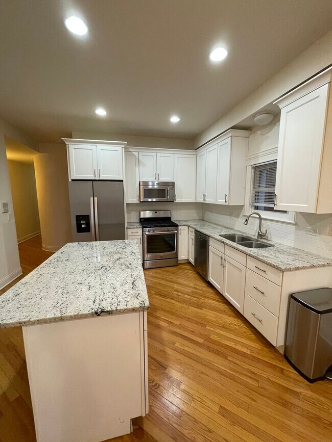 Building Photo - Very Spacious 5 BR/3 BA Duplex in Lincoln ...