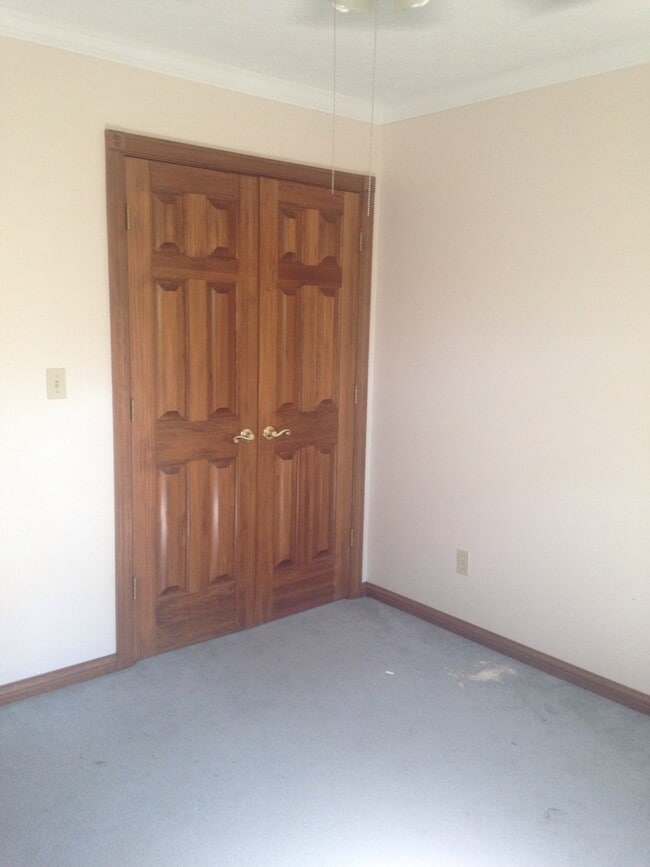 Building Photo - Immaculate three bedroom home in Ashland.