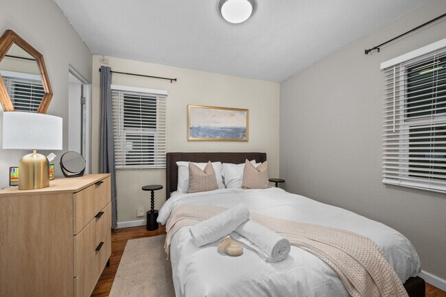 Building Photo - 223 28th St