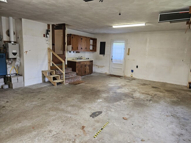 Building Photo - 2304 Lakewood Ln