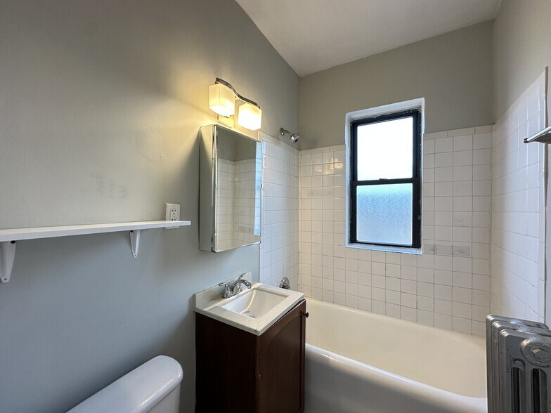 Building Photo - 4644 N Paulina St