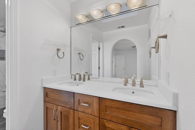 Building Photo - Executive Rental