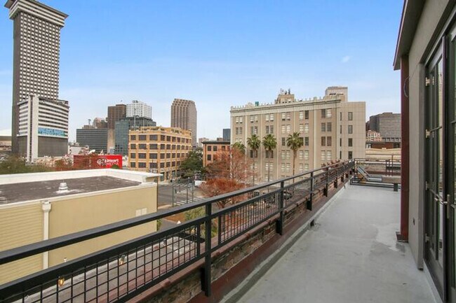 Building Photo - 822 Howard Ave