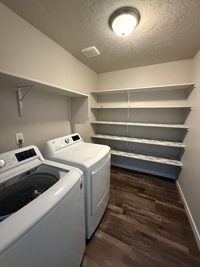 Building Photo - Fully Furnished All Utilities Included.