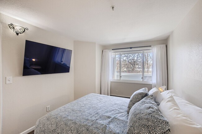 Building Photo - Lovely Pearl St. Condo 1 BDR/1 BA Downtown Boulder