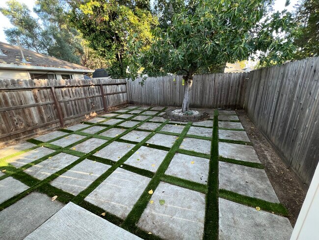Building Photo - 1551 Menlo Ave