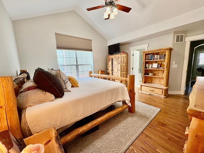 Building Photo - Stunning Home with ~4,000sqft of Living Space In a Great Location!