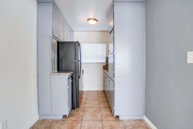 Building Photo - 2425 S Ridgeley Dr
