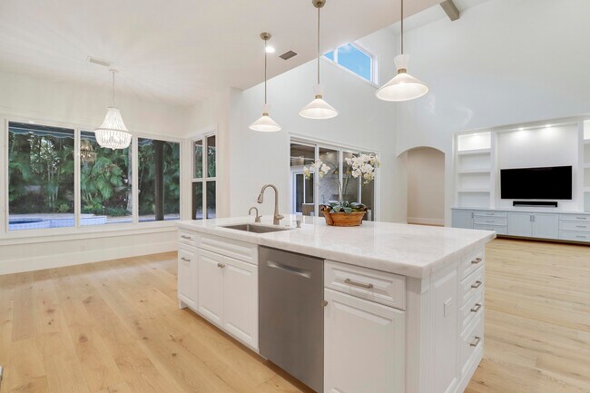 Building Photo - 142 Segovia Way