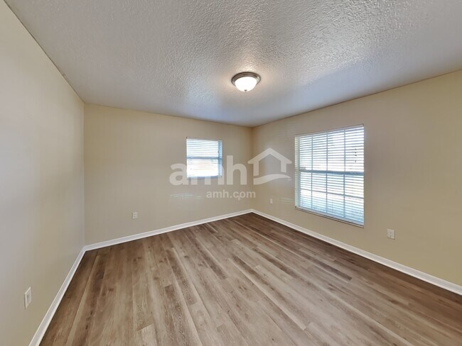 Building Photo - 1004 Lantana Dr