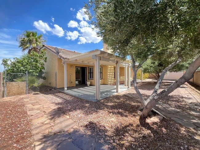 Building Photo - Beautiful one-story single-family home